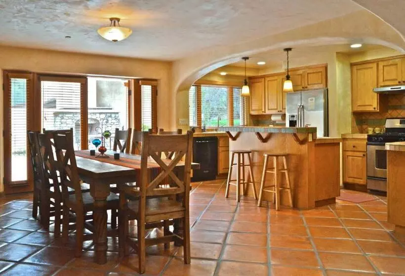 Отель Blue Iguana Inn