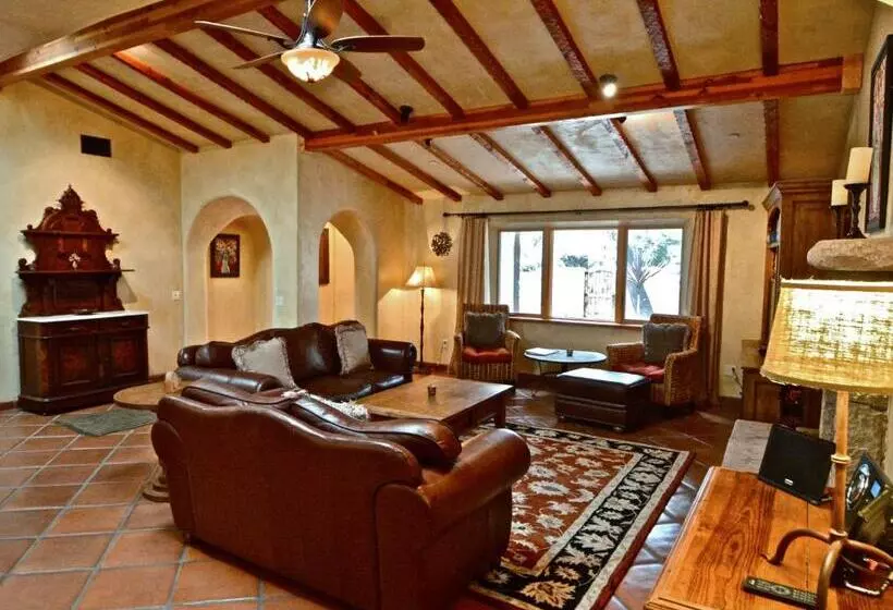 Отель Blue Iguana Inn