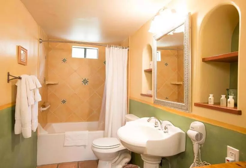 Отель Blue Iguana Inn