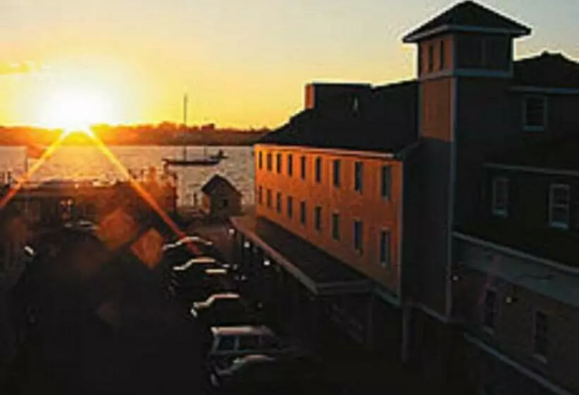 酒店 Bristol Harbor Inn