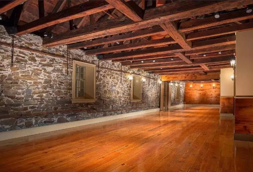 酒店 Bristol Harbor Inn