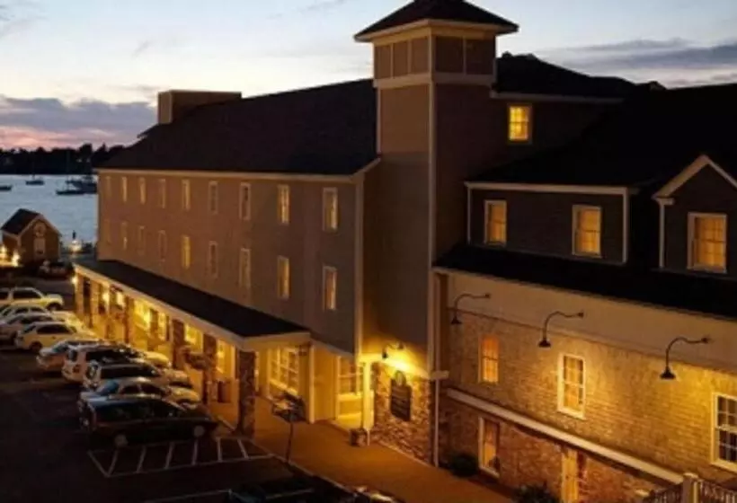 酒店 Bristol Harbor Inn