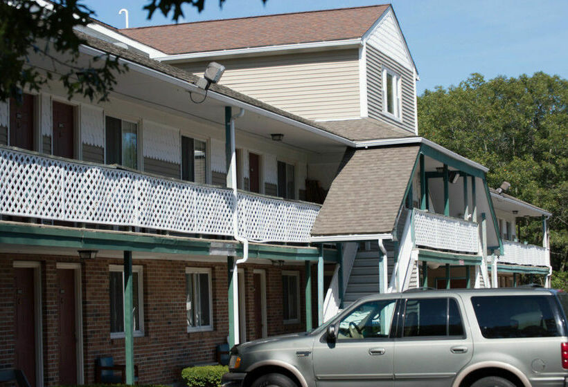 בית מלון כפרי Budget Inn North Stonington
