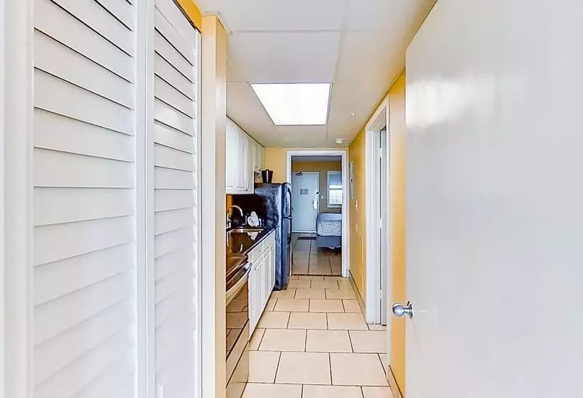 Отель Camelot By The Sea By Oceana Resorts