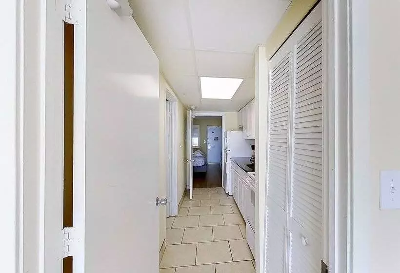 Отель Camelot By The Sea By Oceana Resorts