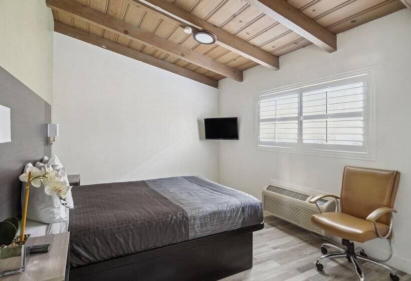 هتل Discovery Inn Monterey Bay