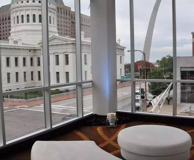 هتل Hilton St. Louis At The Ballpark