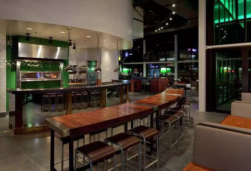 هتل Hilton St. Louis At The Ballpark