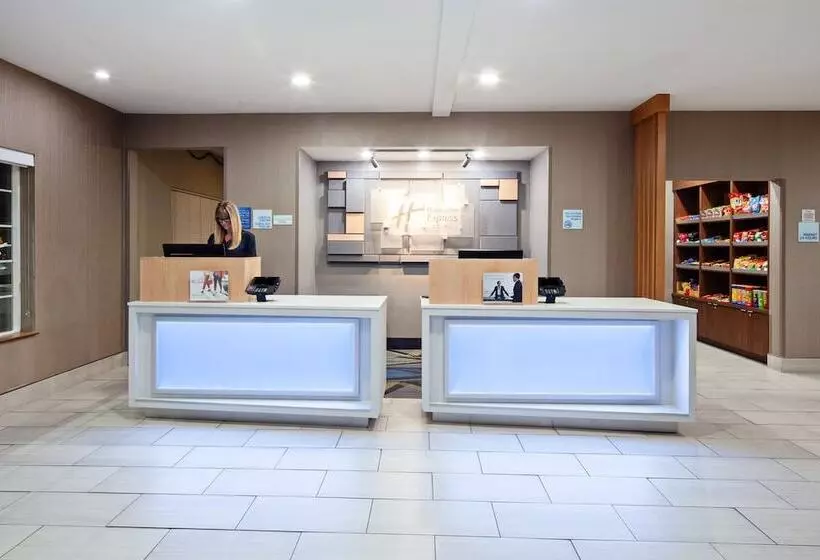 Отель Holiday Inn Express & Suites   Tulare, An Ihg