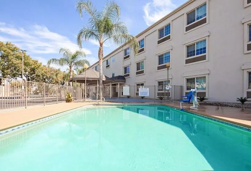 Отель Holiday Inn Express & Suites   Tulare, An Ihg