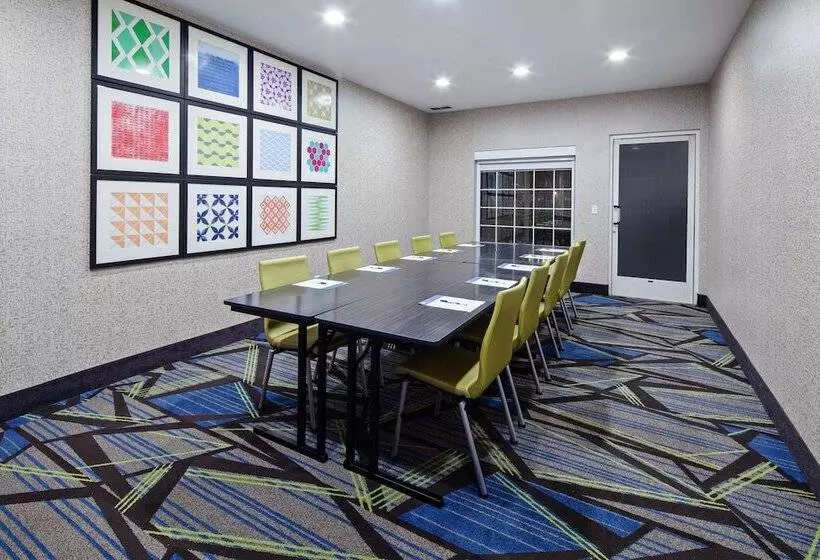 Отель Holiday Inn Express & Suites   Tulare, An Ihg
