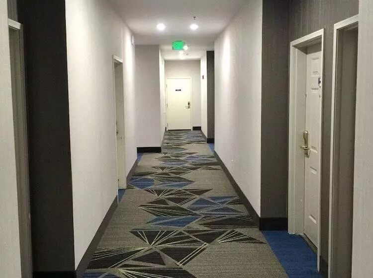 Отель Holiday Inn Express & Suites   Tulare, An Ihg