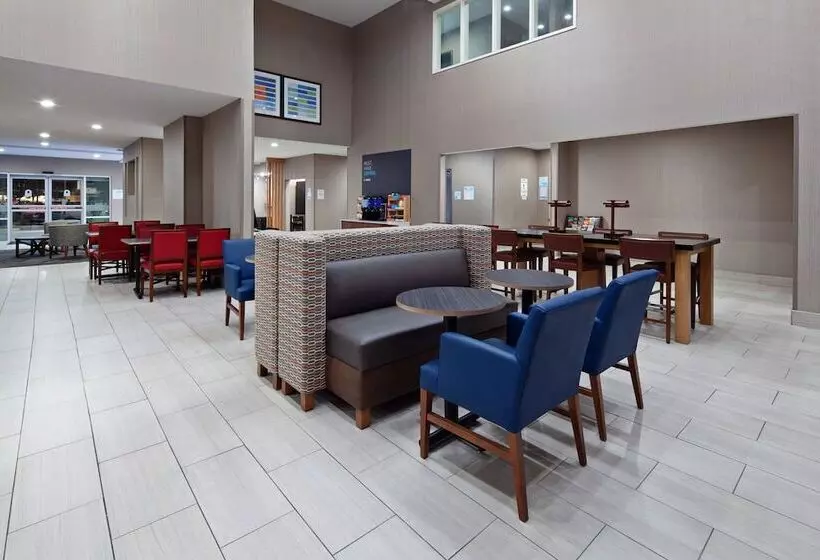 Отель Holiday Inn Express & Suites   Tulare, An Ihg