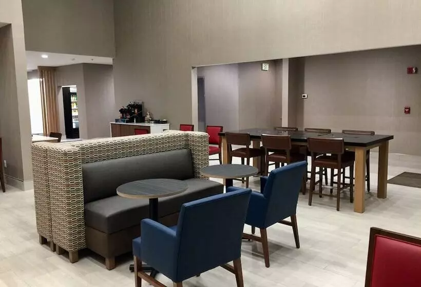 Отель Holiday Inn Express & Suites   Tulare, An Ihg