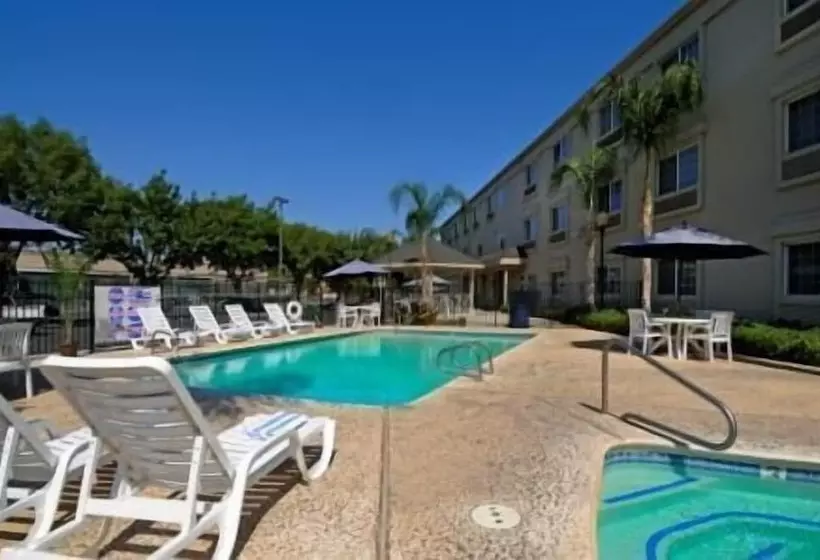 Отель Holiday Inn Express & Suites   Tulare, An Ihg