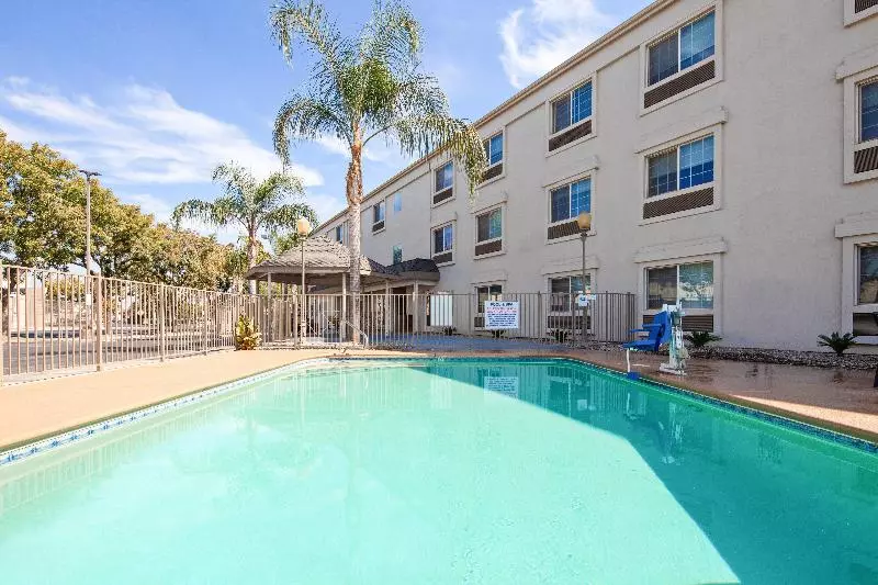 Отель Holiday Inn Express & Suites   Tulare, An Ihg