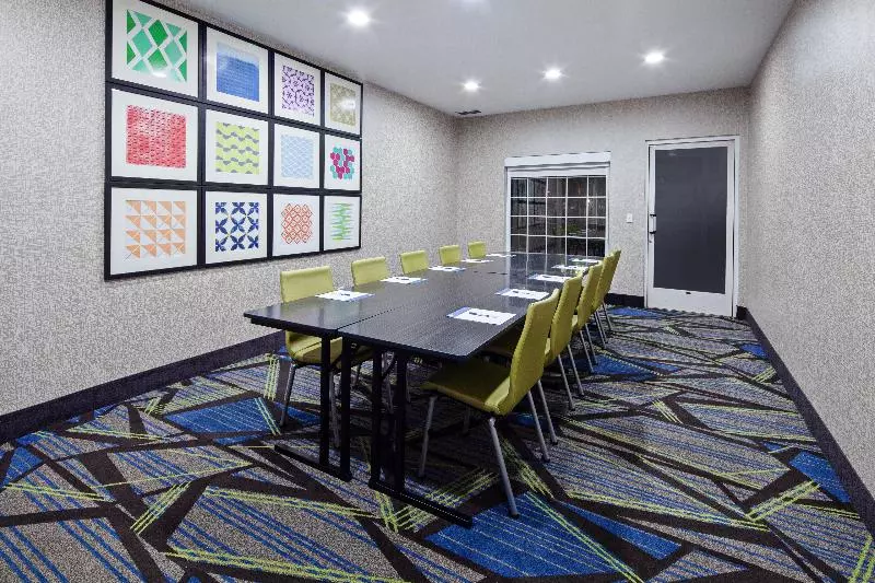 Отель Holiday Inn Express & Suites   Tulare, An Ihg