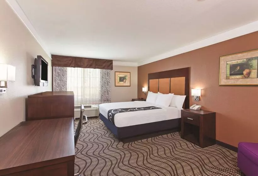 Отель La Quinta By Wyndham Hesperia Victorville