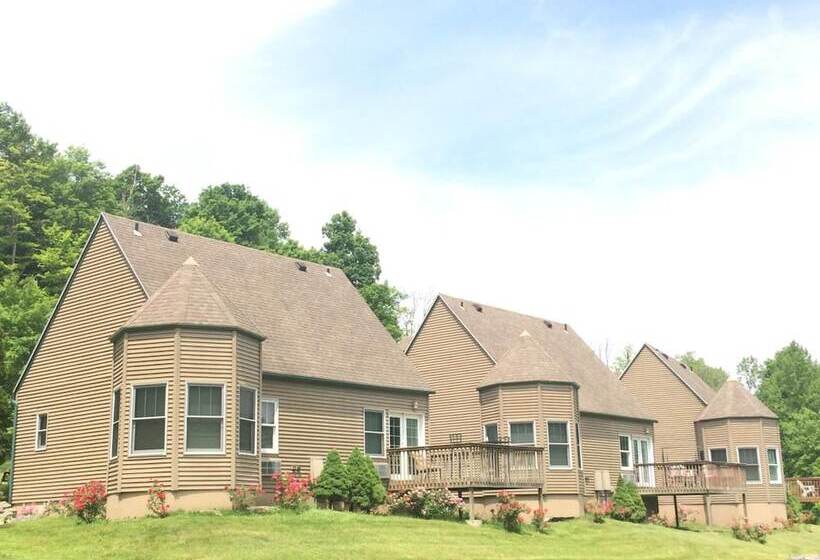 Отель Spruce Hill Inn & Cottages