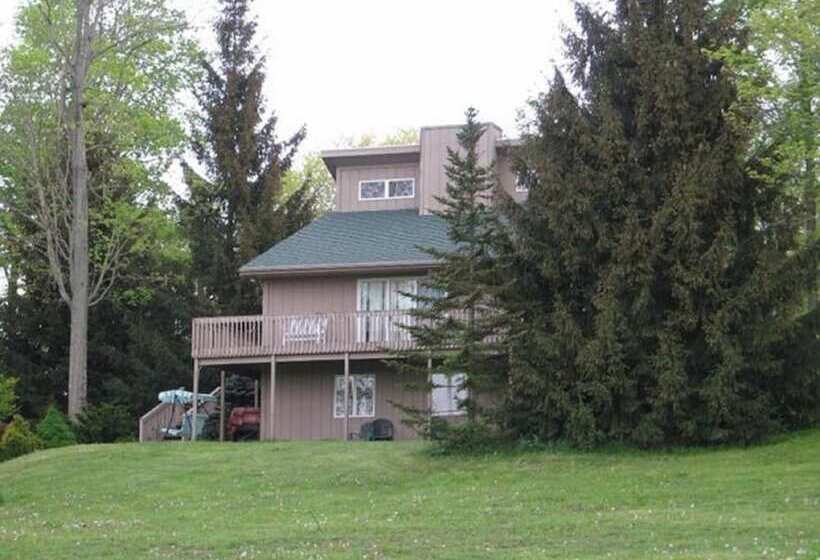 Отель Spruce Hill Inn & Cottages