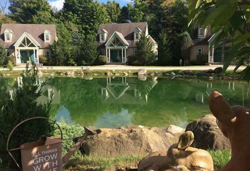 Отель Spruce Hill Inn & Cottages