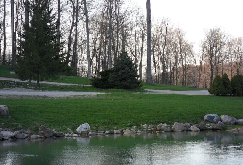 Отель Spruce Hill Inn & Cottages