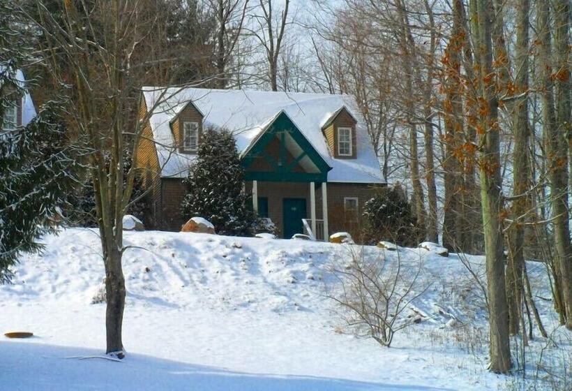 Отель Spruce Hill Inn & Cottages