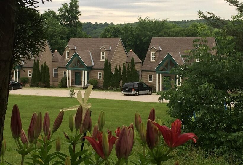 Отель Spruce Hill Inn & Cottages