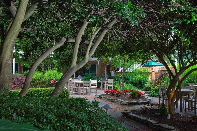 هتل The Bellmoor Inn And Spa