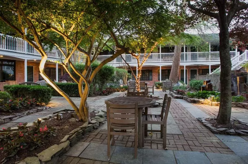 هتل The Bellmoor Inn And Spa