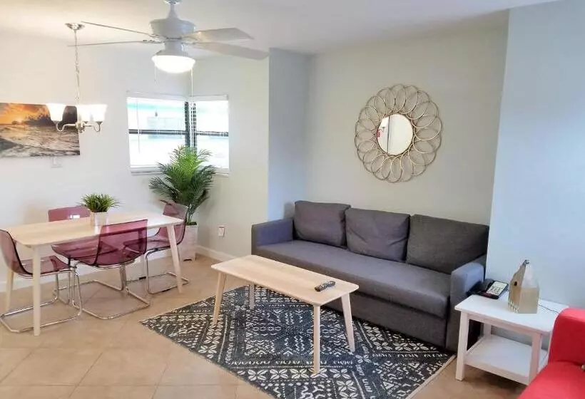 モーテル St. Pete Beach Suites