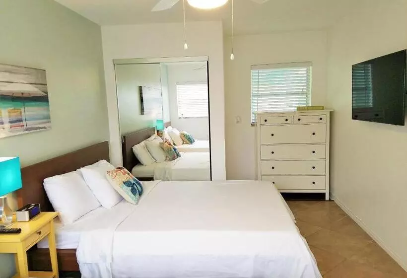 モーテル St. Pete Beach Suites