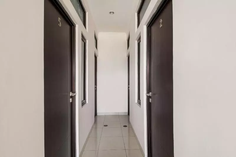 Hotel Oyo 3256 Rukost I8
