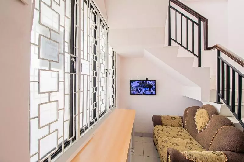 Hotel Oyo 3256 Rukost I8