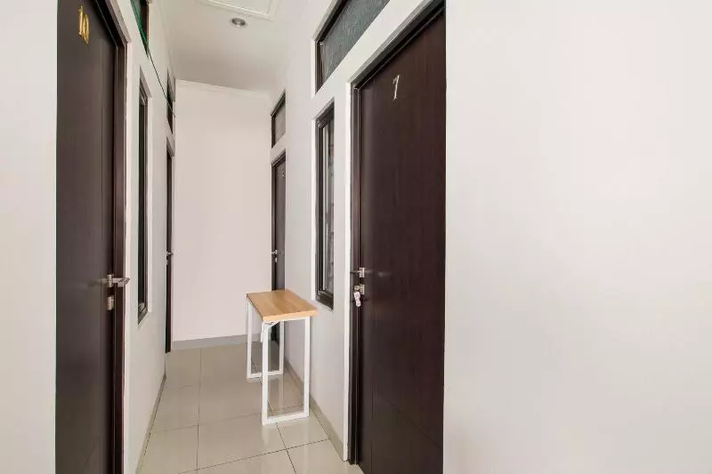 Hotel Oyo 3256 Rukost I8