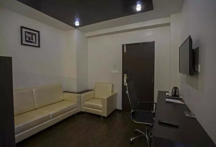 ホテル Ravi Residency