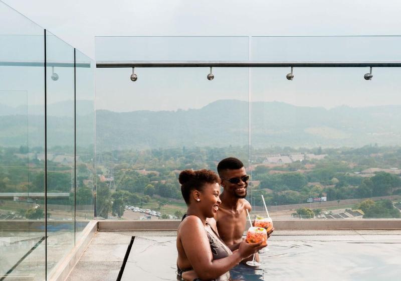 בית מלון כפרי The Capital Menlyn Maine Trilogy