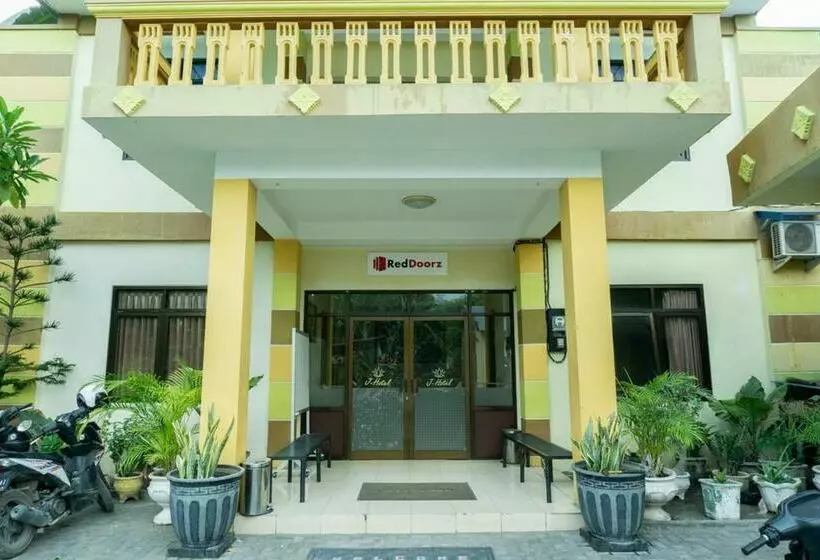 ペンション Reddoorz @ Gatot Subroto Ende