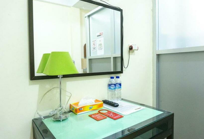 ペンション Reddoorz @ Gatot Subroto Ende