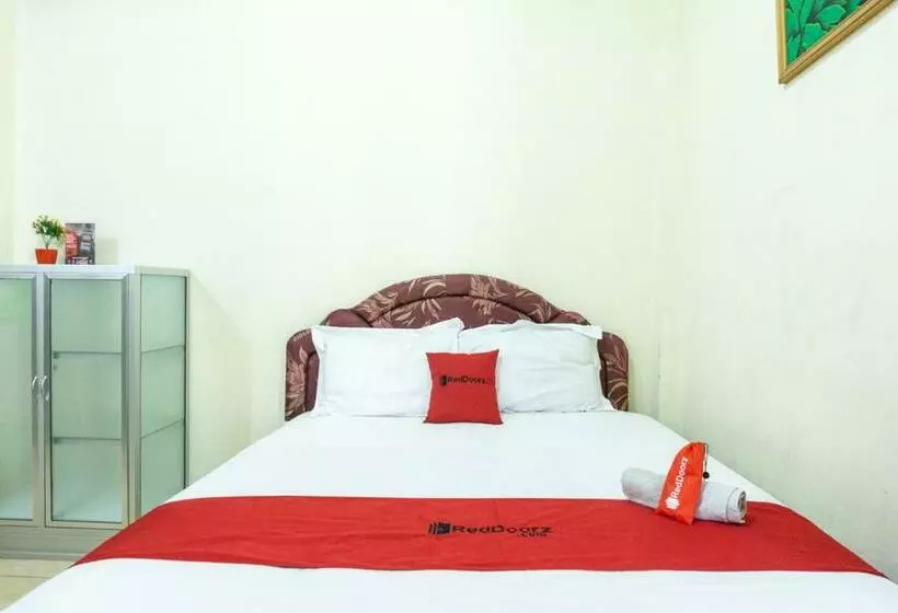 ペンション Reddoorz @ Gatot Subroto Ende