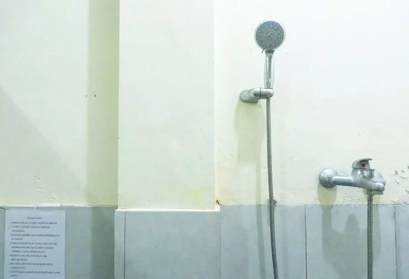 ペンション Reddoorz @ Gatot Subroto Ende