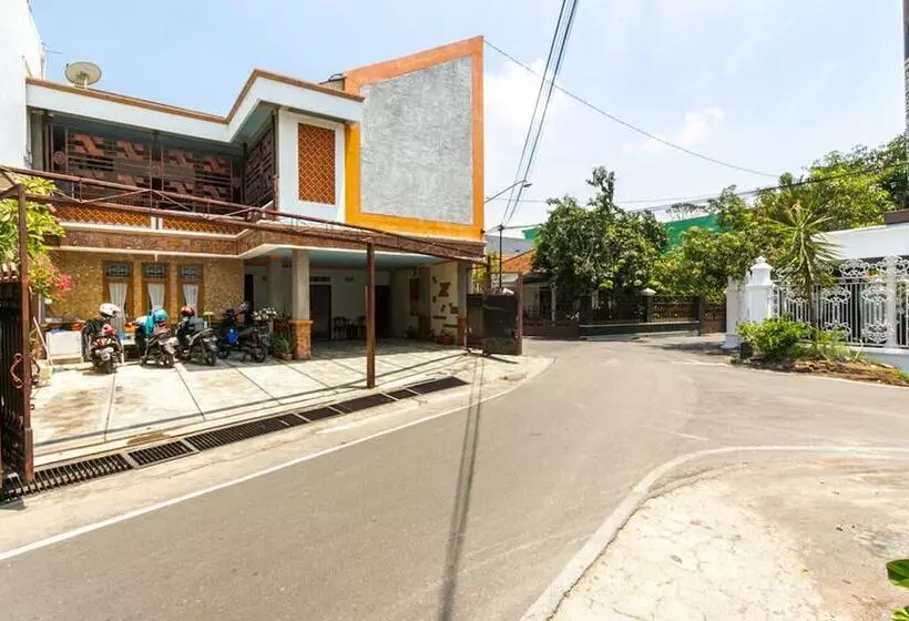 ペンション Reddoorz Syariah Near Stadion Manahan Solo 2