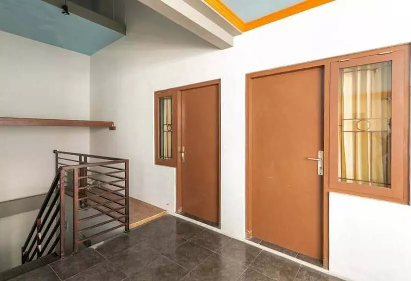 ペンション Reddoorz Syariah Near Stadion Manahan Solo 2