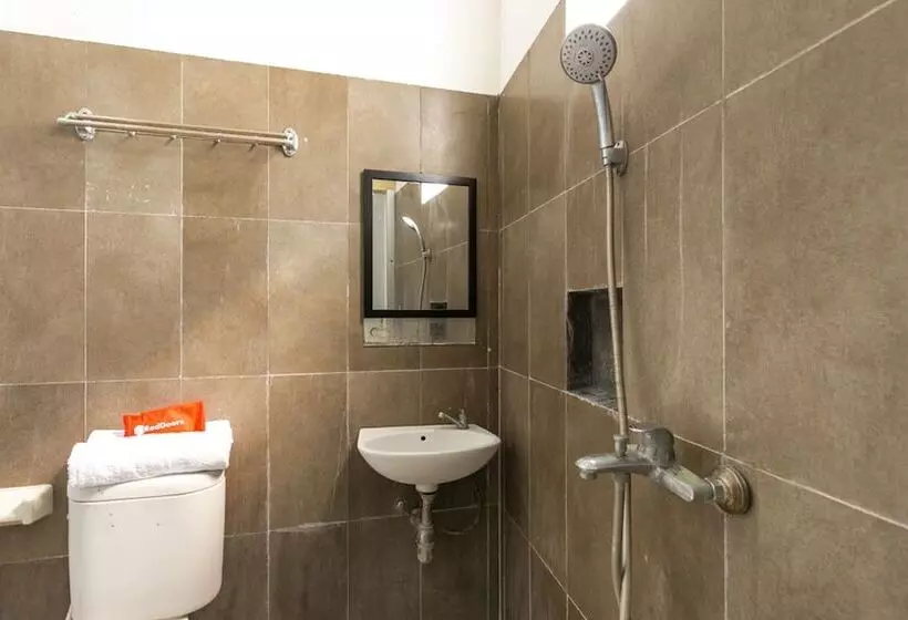 ペンション Reddoorz Syariah Near Stadion Manahan Solo 2