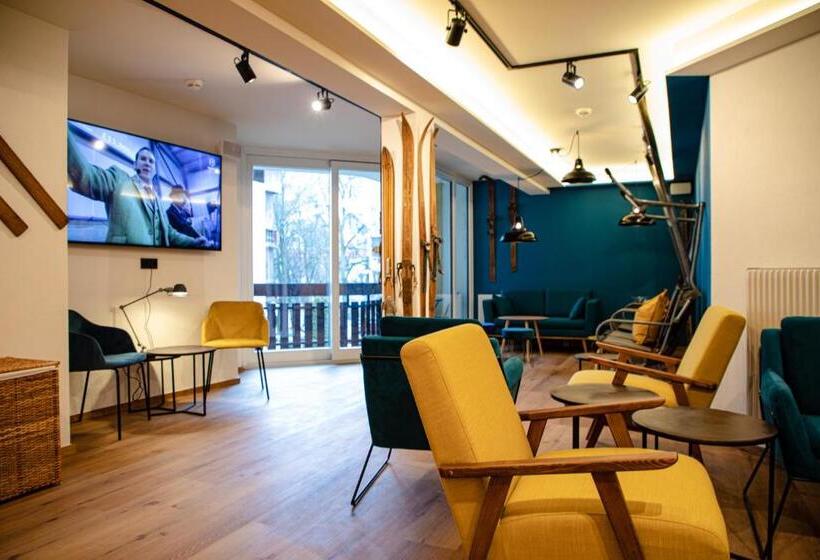 Roomie Alps Design Hostel