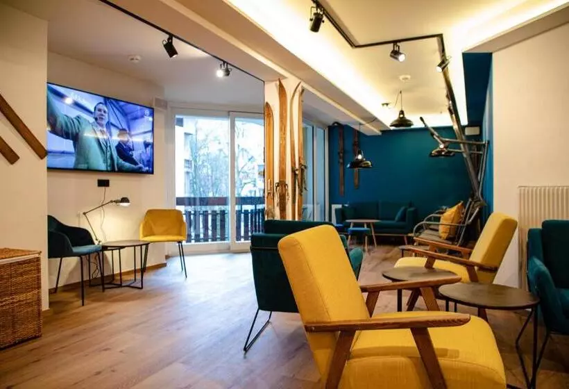 Roomie Alps Design Hostel