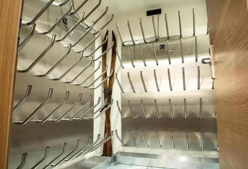 Roomie Alps Design Hostel