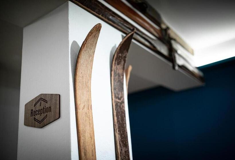 Roomie Alps Design Hostel