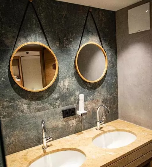 Roomie Alps Design Hostel