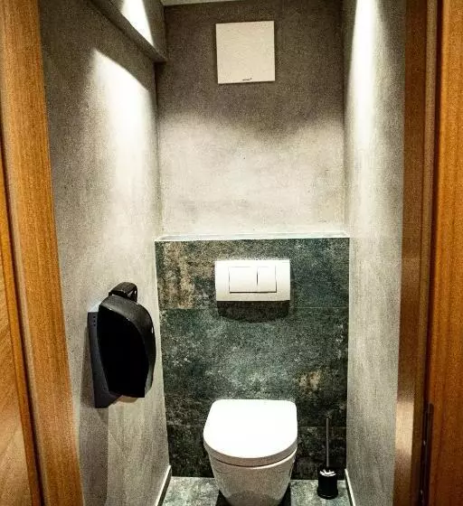 Roomie Alps Design Hostel